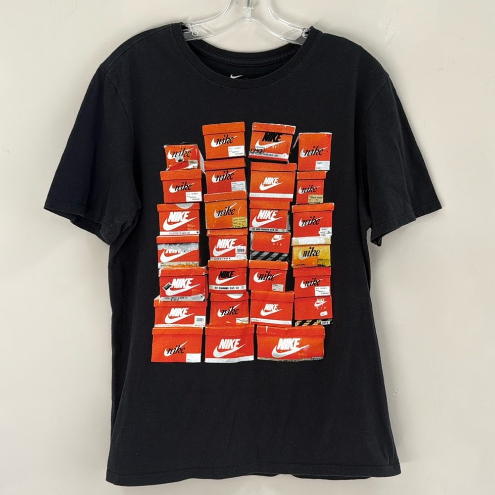NIKE Vintage Shoeboxes Graphic Shortsleeve Men’s Black/Orange/White Tee- Size M